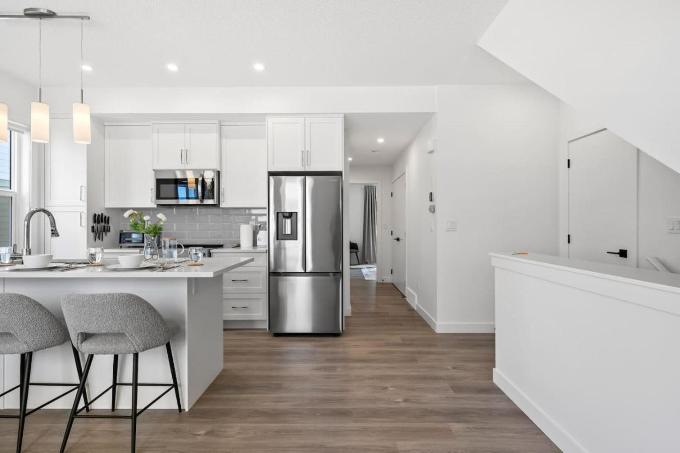 Luxury Aspen 2br With Double Garage Car Parking * Calgary