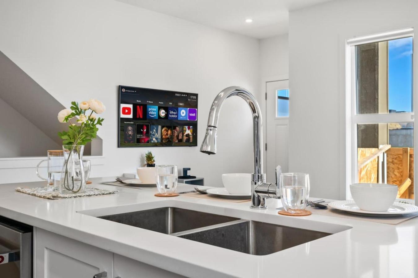Luxury Aspen 2br With Double Garage Car Parking * Calgary