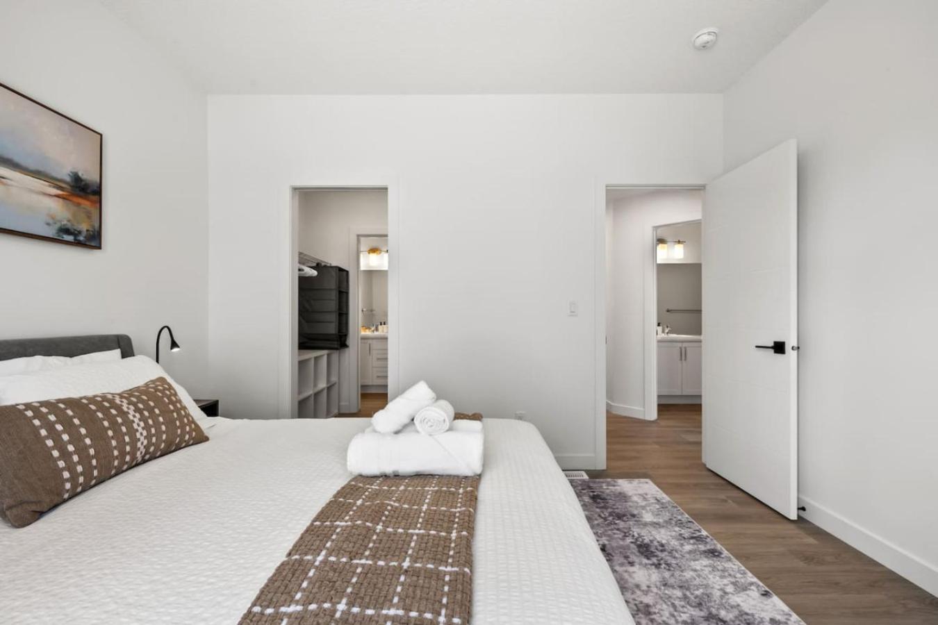 Holiday home Luxury Aspen 2br With Double Garage Car Parking Calgary