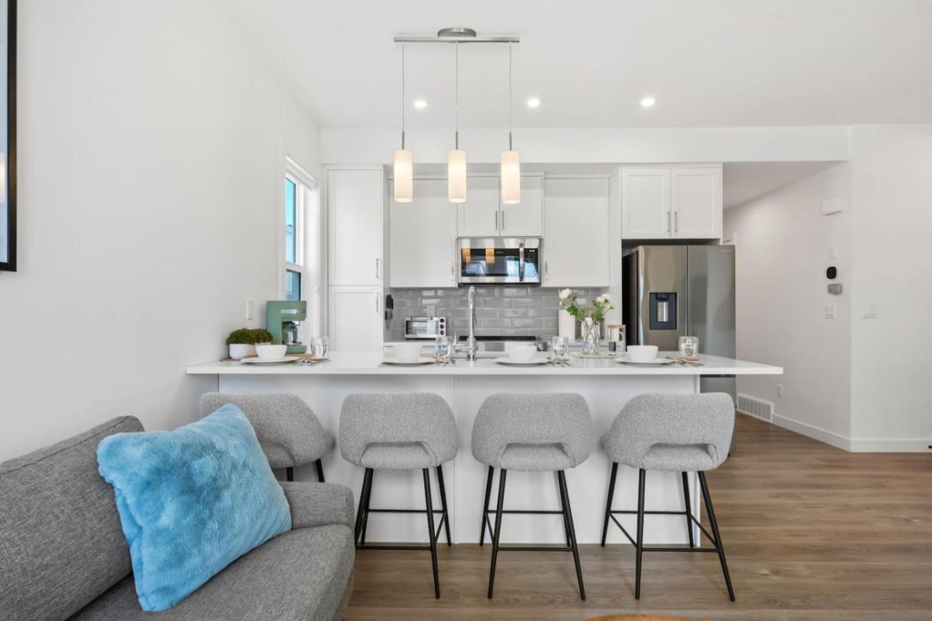 Luxury Aspen 2br With Double Garage Car Parking Holiday home Calgary