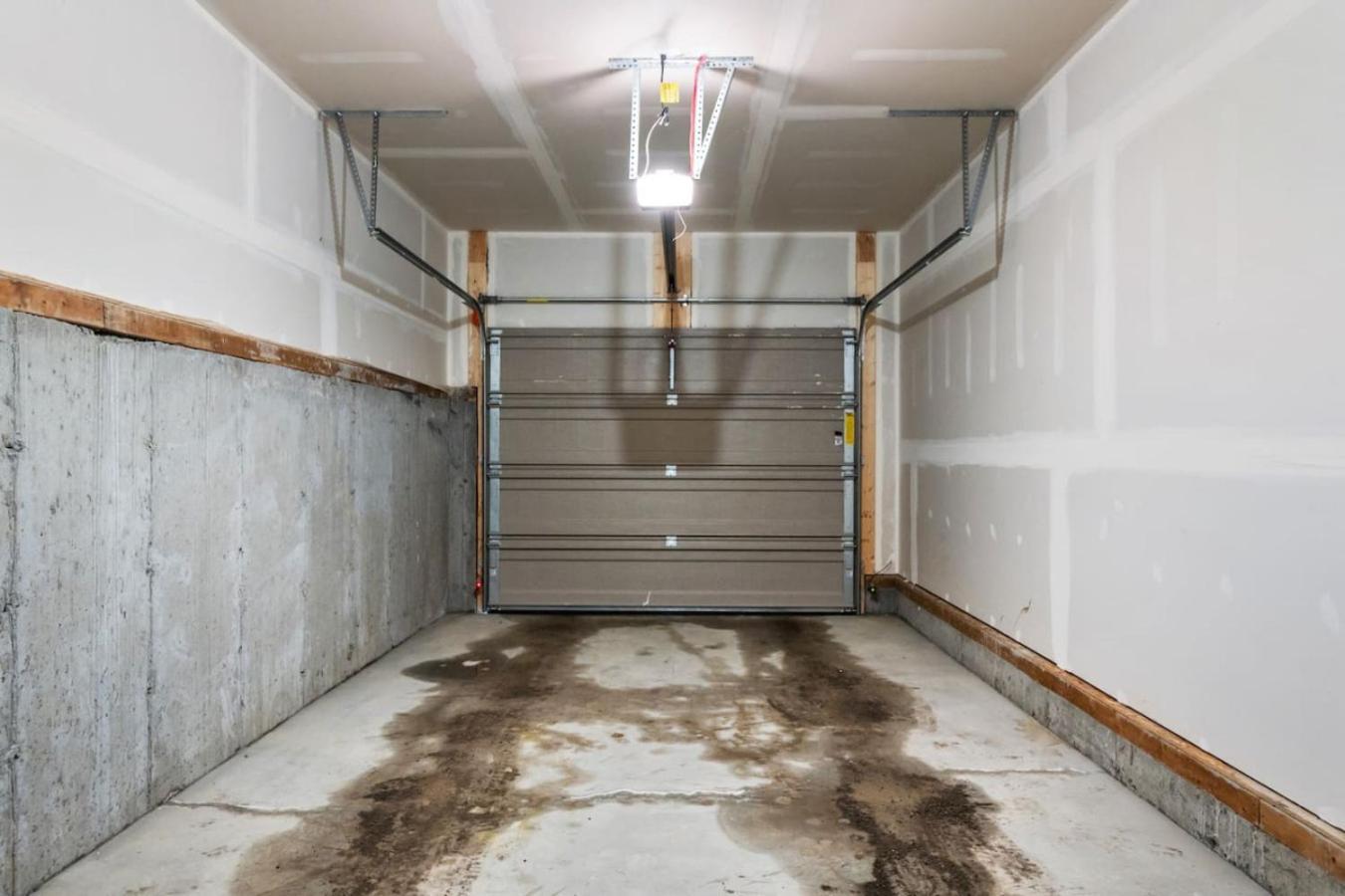 Luxury Aspen 2br With Double Garage Car Parking Calgary