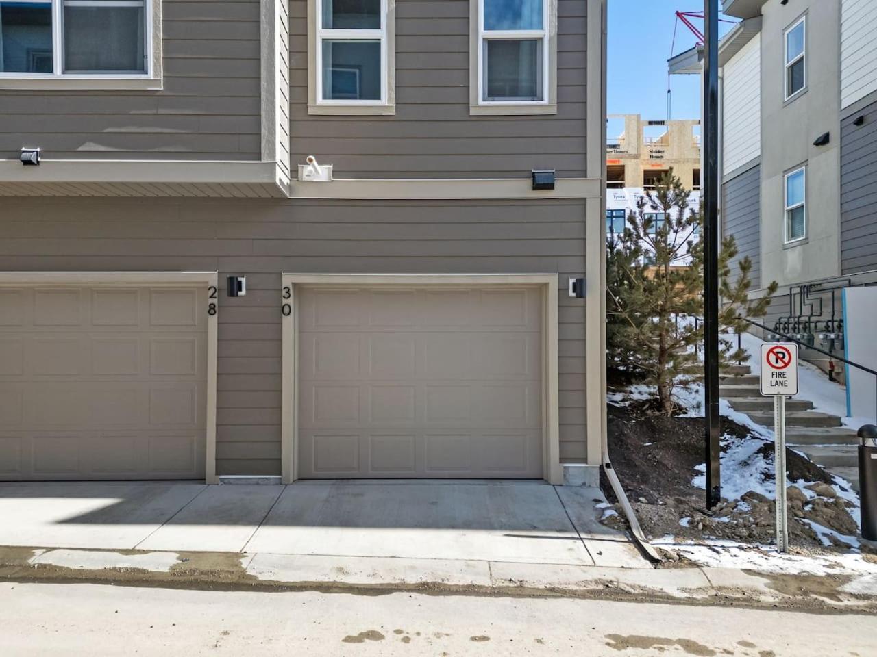 Luxury Aspen 2br With Double Garage Car Parking Holiday home Calgary