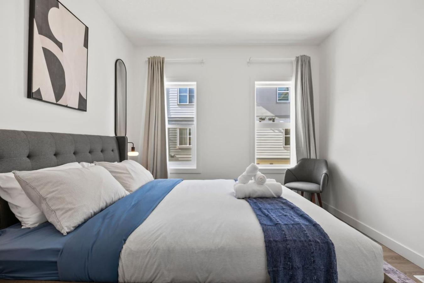 Luxury Aspen 2br With Double Garage Car Parking Calgary