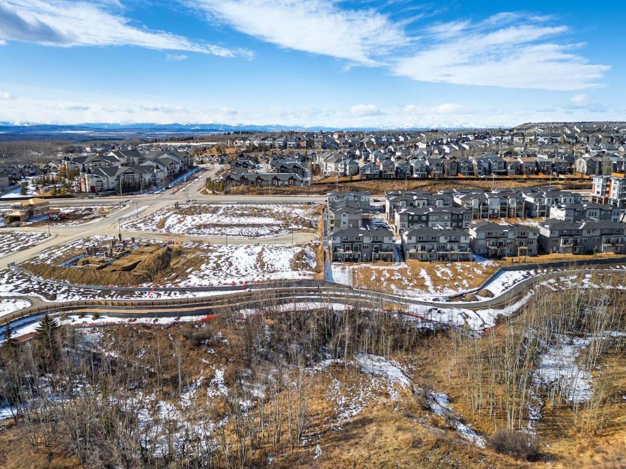 Luxury Aspen 2br With Double Garage Car Parking Holiday home Calgary