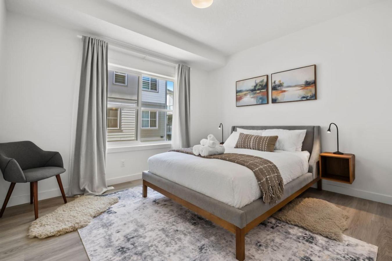 Holiday home Luxury Aspen 2br With Double Garage Car Parking Calgary