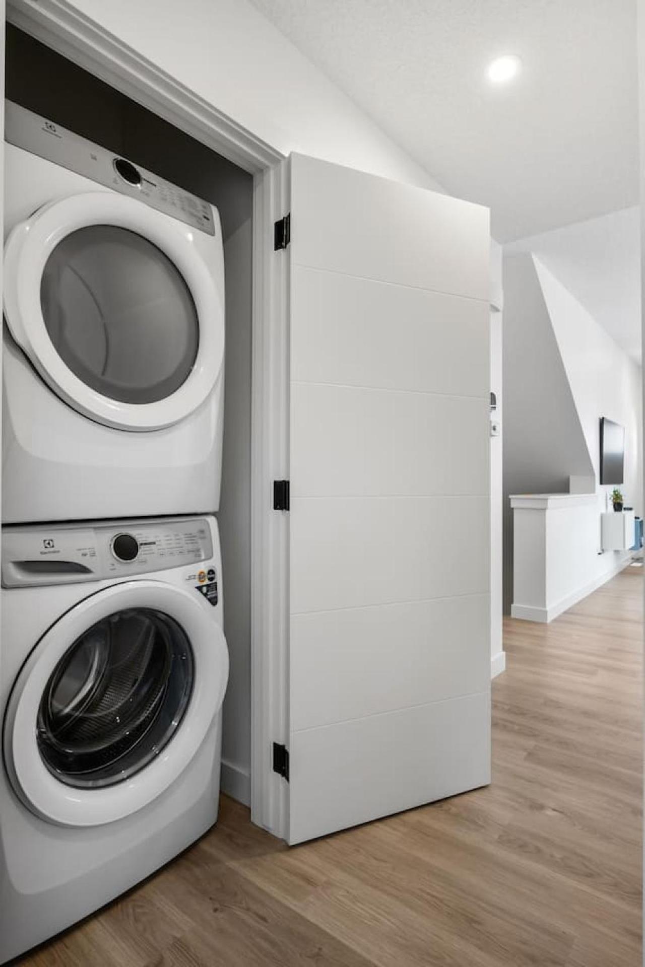 Luxury Aspen 2br With Double Garage Car Parking Calgary