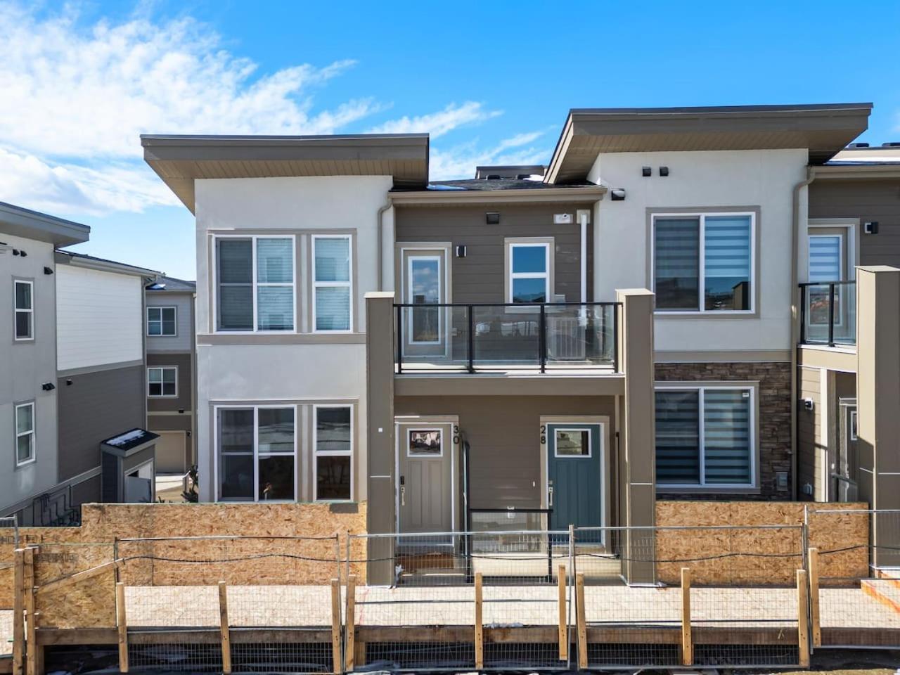 Luxury Aspen 2br With Double Garage Car Parking * Calgary
